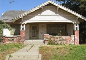 Run-down house in Grand Island, Nebraska that can be sold as-is for cash to Archway Homebuyers.
